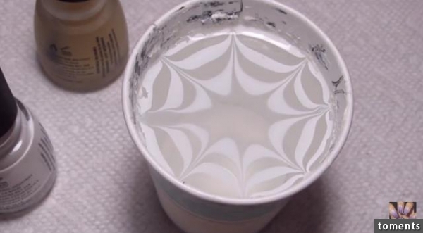 女子把指甲油滴進水底後開始拉花,正當大家以為結束的時候,她居然把手整隻伸進去!沒想到最後出來的結果居然讓女人都幫她尖叫了