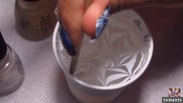 女子把指甲油滴進水底後開始拉花,正當大家以為結束的時候,她居然把手整隻伸進去!沒想到最後出來的結果居然讓女人都幫她尖叫了