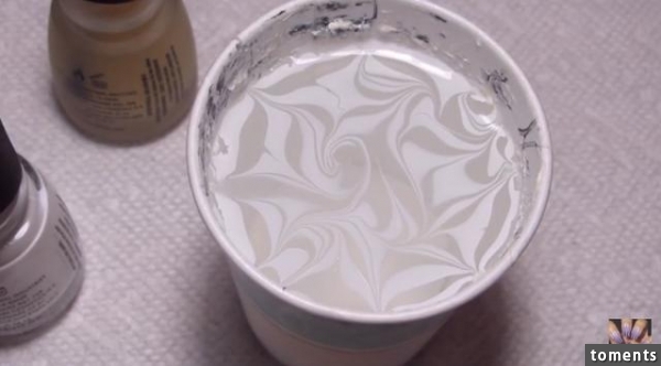 女子把指甲油滴進水底後開始拉花,正當大家以為結束的時候,她居然把手整隻伸進去!沒想到最後出來的結果居然讓女人都幫她尖叫了