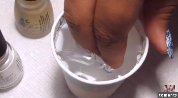 女子把指甲油滴進水底後開始拉花,正當大家以為結束的時候,她居然把手整隻伸進去!沒想到最後出來的結果居然讓女人都幫她尖叫了