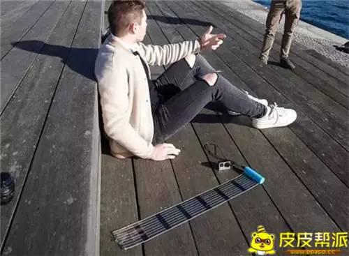 出門在外手機沒電？便捷太陽能充電器幫你忙