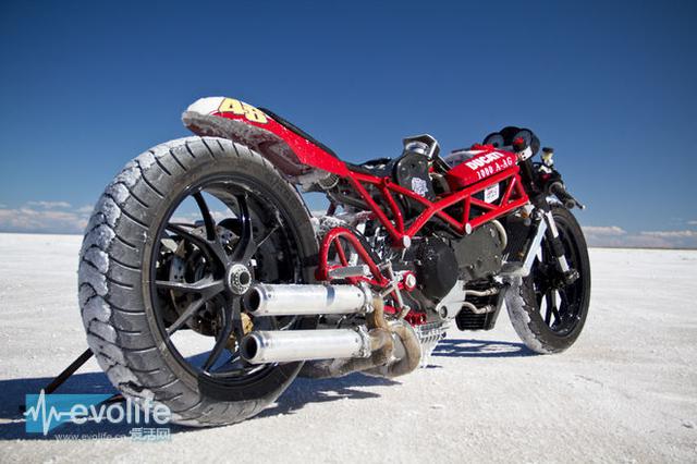 杜卡迪 90 周年的 Drag Bike DraXte 有股金屬朋克的氣息