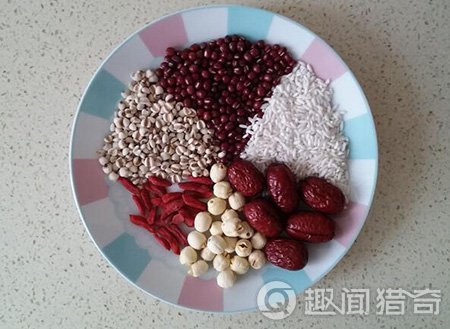 一碗適合女生的紅豆薏米蓮子粥,溫暖你。