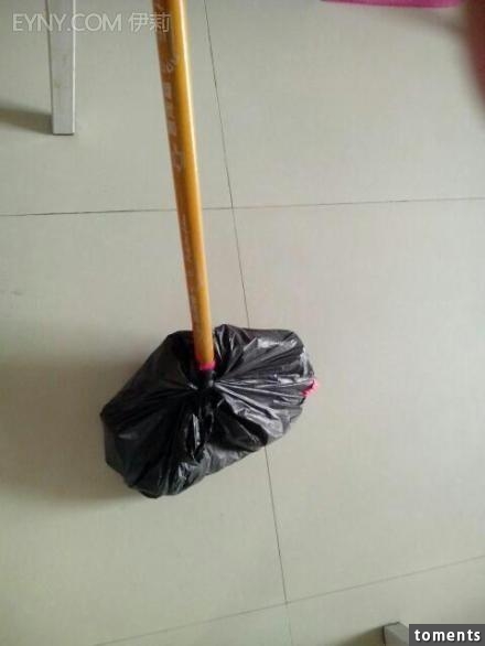 塑膠袋裡裝水加「這個東西」，蓮蓬頭竟變得亮晶晶！這招簡單又有效！一定要分享