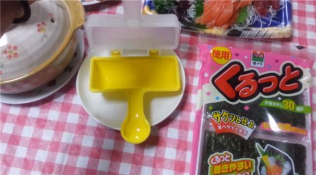 她把白飯放到看起來像玩具的「工具」中,搖了幾下我才發現…發明這個的人真是天才!