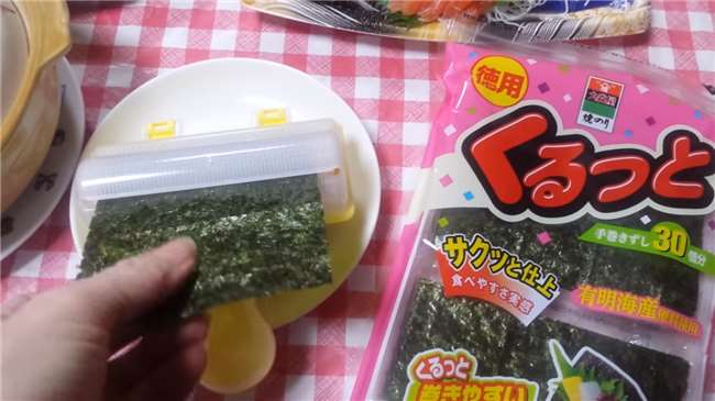她把白飯放到看起來像玩具的「工具」中,搖了幾下我才發現…發明這個的人真是天才!