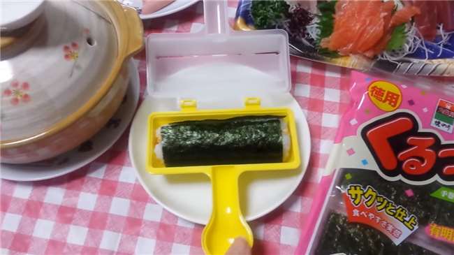 她把白飯放到看起來像玩具的「工具」中,搖了幾下我才發現…發明這個的人真是天才!