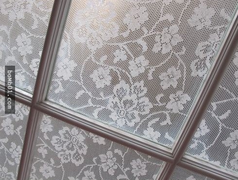 老婆把「太白粉」塗在窗戶上,鄰居都以為她瘋了...最後出現的效果讓左鄰右舍都開始模仿...