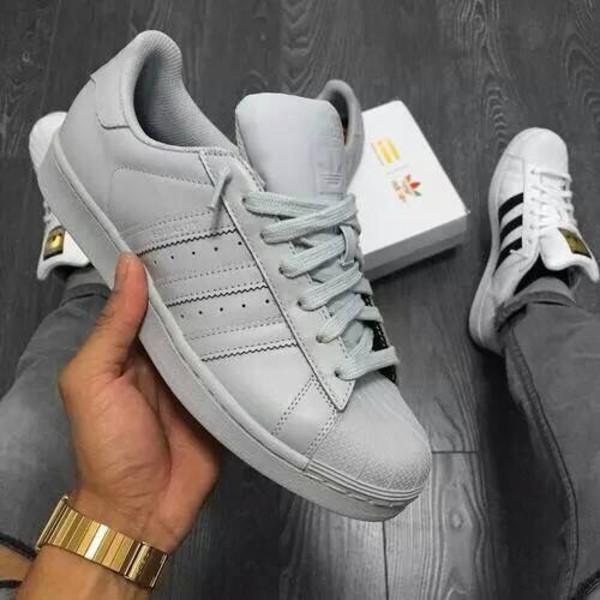 你的世界不只是黑和白，灰色的 sneakers 也可以是王道！！！