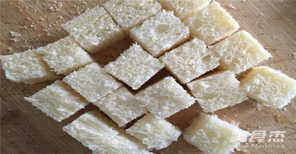 吐司切塊加入「這個」放進烤箱,30分鐘後竟然變身「經典甜點」!我都不知道原來這麼簡單...