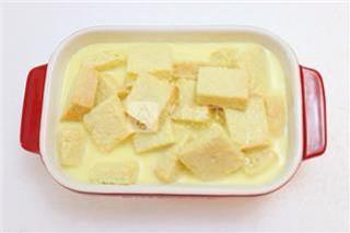 吐司切塊加入「這個」放進烤箱,30分鐘後竟然變身「經典甜點」!我都不知道原來這麼簡單...