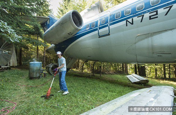 全能住宅改造王！男子將波音727改成住宅一住15年 廚房浴室一應俱全