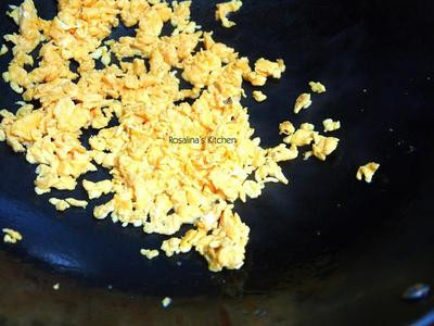 13.或用鏟子,把蛋煸香。弄得碎碎的。
喜歡吃肉絲炒飯的,可以在這邊將蛋取出,或不取出,加入肉絲下去炒,炒好後,再把蛋倒回來。