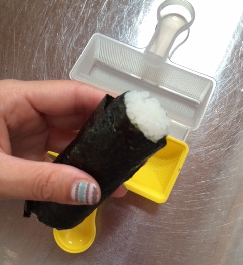 她把白飯裝進造型奇特的容器裡開始搖晃，30秒後出現的東西讓我傻眼了！