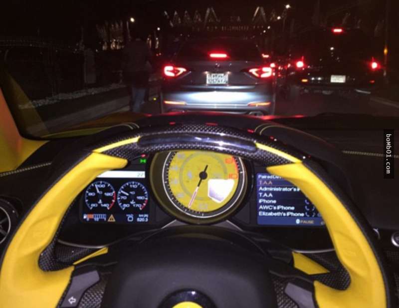 倫敦民眾看到這輛鍍金超跑時已經睜大眼睛,但是視線移到車子後面一看…驚掉的下巴都忘記撿了!