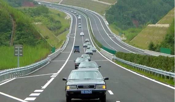 10大高速開車陋習,一不小心就沒命了!你要拿生命開玩笑嗎?