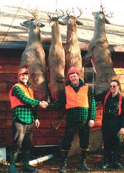 禁獵期結束,獵人舉獵槍大開殺戒,獅子犀牛都遭殃,讓人心寒!