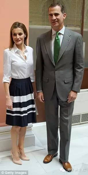 離婚再嫁入王室的歐洲最窮王后,如何穿出好品味?