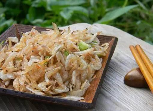 女生年輕時不補鈣,以後骨質疏鬆可慘了!但最補鈣的食物不是牛奶,竟然是「它」!