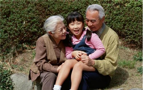 我們該不該把孩子交給老人帶？父母值得一看