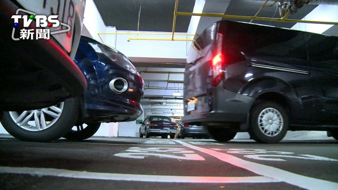 倒車變撞車!賣場車禍 行車紀錄器全都錄