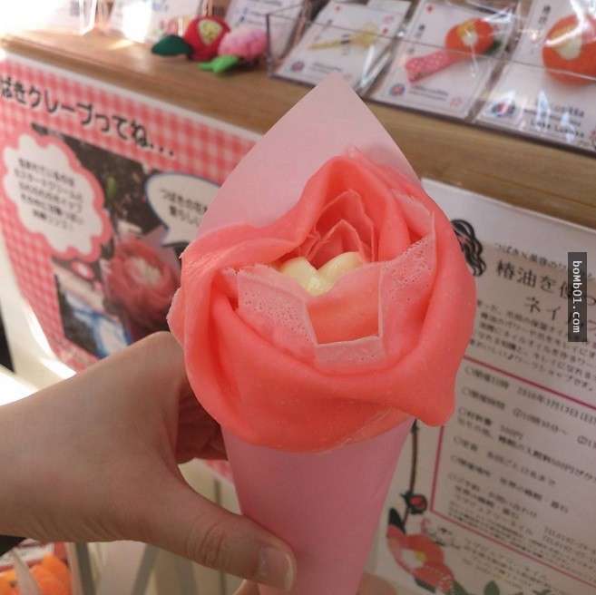 這家店精心推出的「山茶花可麗餅」完全和幻想一樣讚,差點就要對著螢幕咬一口下去啊!