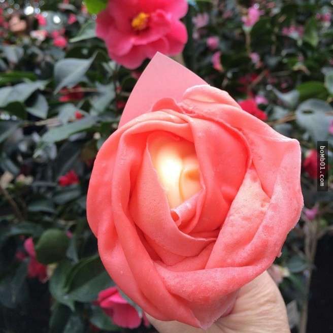 這家店精心推出的「山茶花可麗餅」完全和幻想一樣讚,差點就要對著螢幕咬一口下去啊!