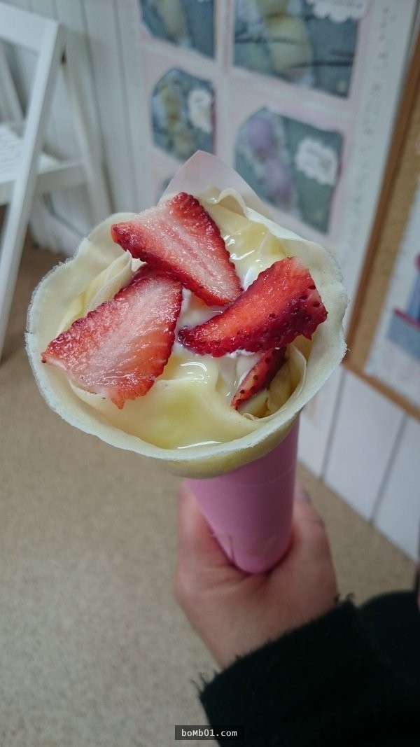 這家店精心推出的「山茶花可麗餅」完全和幻想一樣讚,差點就要對著螢幕咬一口下去啊!