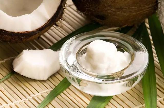 她滴了幾滴「這個」在頭髮上後,「乾燥」、「落髮」還是「白髮」在幾天後就解決了!