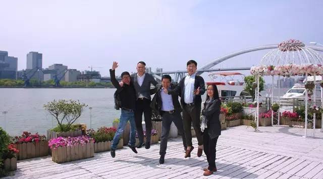 並不是因為房價太高,他才用150個貨櫃,在上海變出了這個無敵江景房