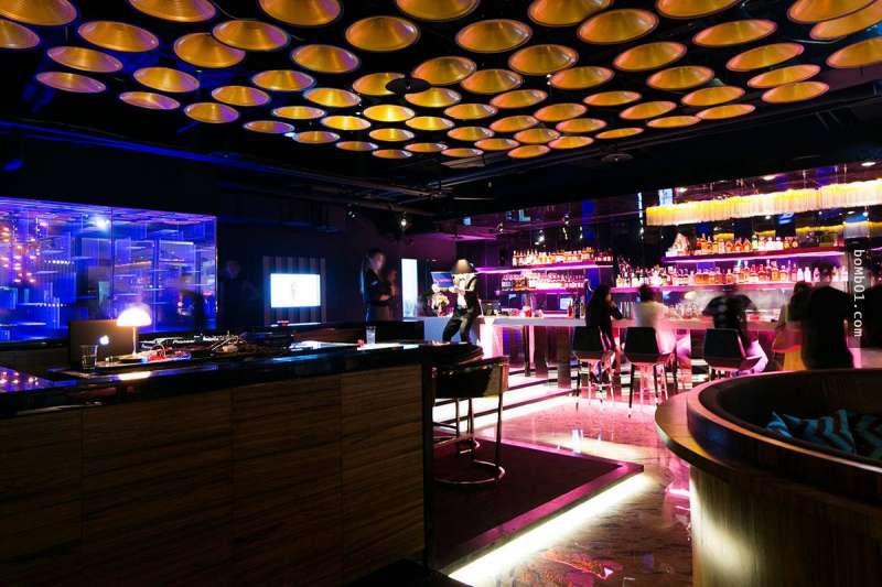 這間「9層樓的百貨」中竟然就有9間夜店,看到它們的內部就會知道為什麼連外國人都覺得狂啊!
