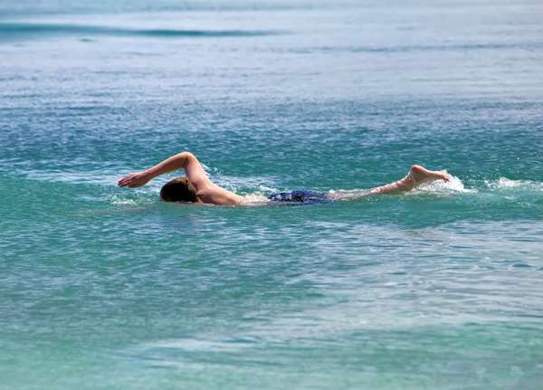 每年有數百人因為「這個」淹死,當你在海邊看到這種「海浪」時,請立即上岸逃命...轉發一次救人一命!