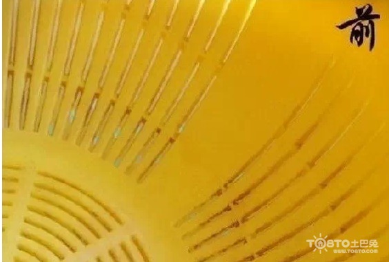 抽油煙機髒得煩人，只見她燒了一鍋滾水，接著裡面加入家中都有的＂這一物＂，下一秒讓所有人都瞪大眼睛爭相模仿！！