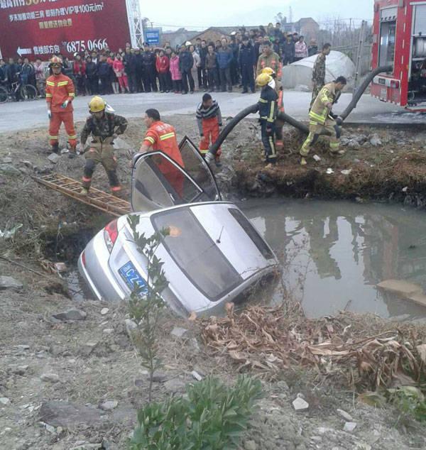 原來汽車被淹時,這樣可以打開車門!
