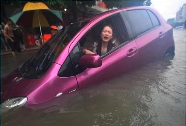 原來汽車被淹時,這樣可以打開車門!