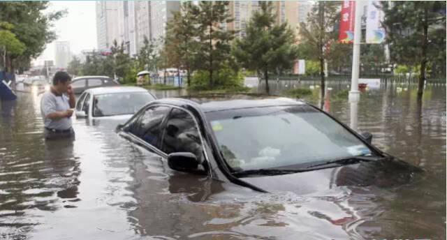 原來汽車被淹時,這樣可以打開車門!