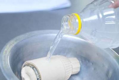 超神奇!他將這個東西放進「馬桶水箱」後,永遠都不用再刷馬桶!趕快試試看!