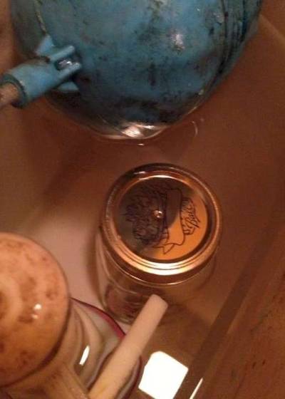 超神奇!他將這個東西放進「馬桶水箱」後,永遠都不用再刷馬桶!趕快試試看!