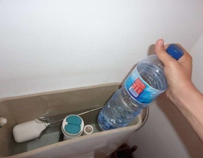 超神奇!他將這個東西放進「馬桶水箱」後,永遠都不用再刷馬桶!趕快試試看!