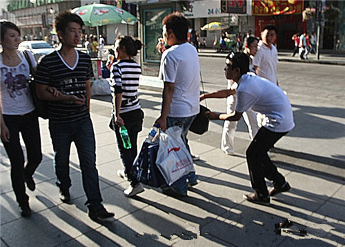 到國外旅遊要小心,看看這組冒死偷拍到的照片,請分享出去讓更多人知道!!!