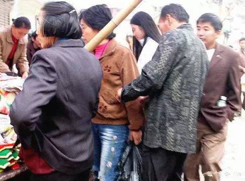 到國外旅遊要小心,看看這組冒死偷拍到的照片,請分享出去讓更多人知道!!!