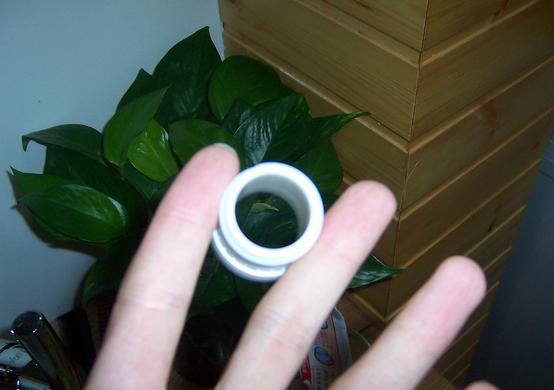 衛生間地漏不停返水怎麼辦？ 看6旬老人只需一隻塑料瓶蓋就搞掂！