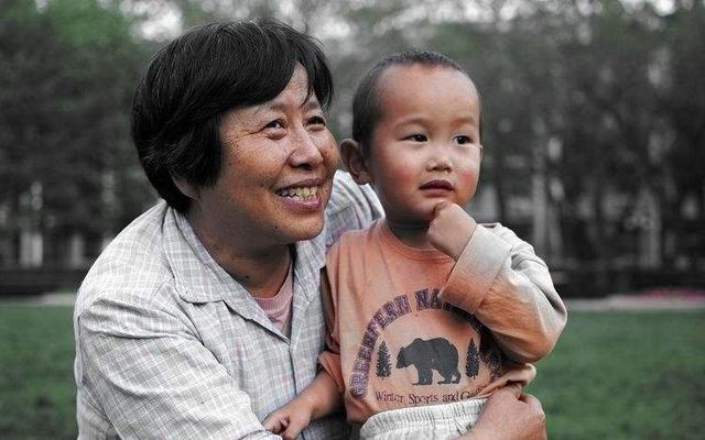 女兒,你知道嗎,媽媽沒有媽媽了