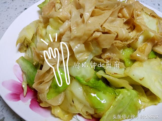 女人要多吃這個菜,這樣簡單炒好吃,常吃減少雀斑、緩解老年斑!