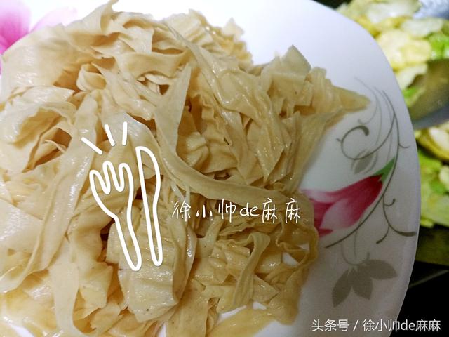女人要多吃這個菜,這樣簡單炒好吃,常吃減少雀斑、緩解老年斑!