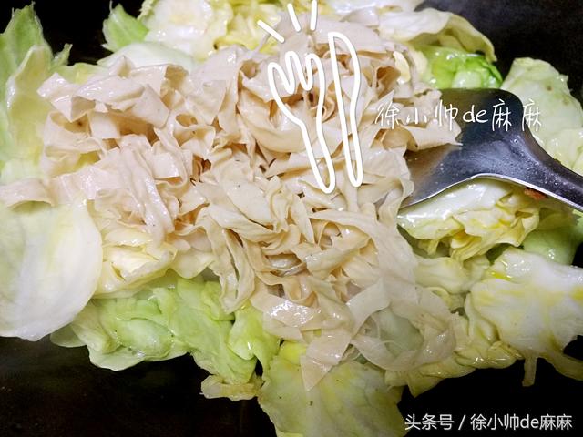 女人要多吃這個菜,這樣簡單炒好吃,常吃減少雀斑、緩解老年斑!