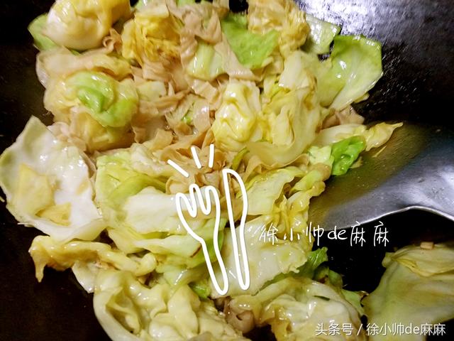 女人要多吃這個菜,這樣簡單炒好吃,常吃減少雀斑、緩解老年斑!