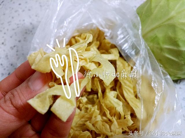 女人要多吃這個菜,這樣簡單炒好吃,常吃減少雀斑、緩解老年斑!