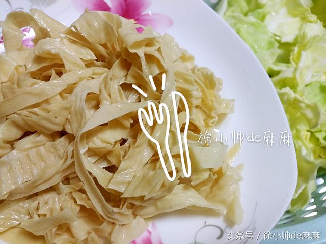 女人要多吃這個菜,這樣簡單炒好吃,常吃減少雀斑、緩解老年斑!