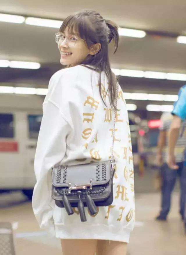 2017開春單品怎麼挑? 記住一個“大”字即可,美成一道街景!